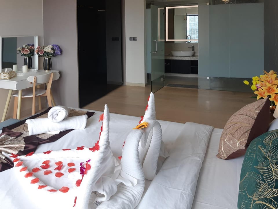 Property building, People, Garden, City view, Garden view, Pool view, Swimming pool, sunbed