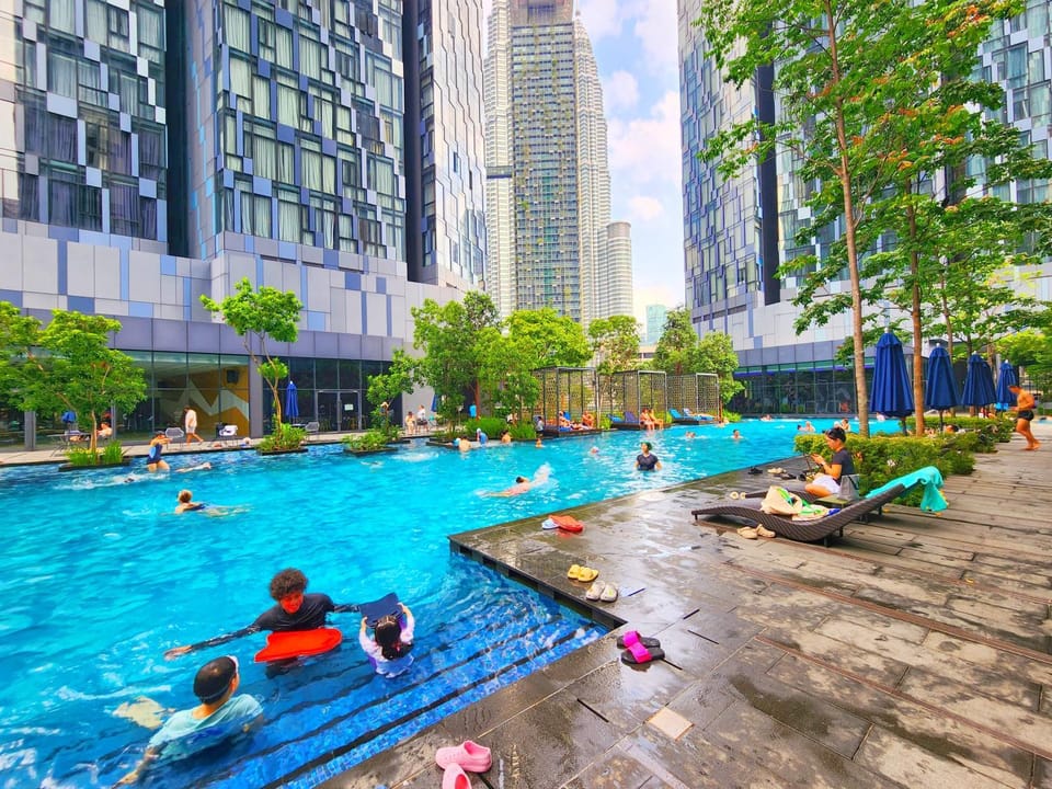 Property building, People, Garden, City view, Garden view, Pool view, Swimming pool, sunbed