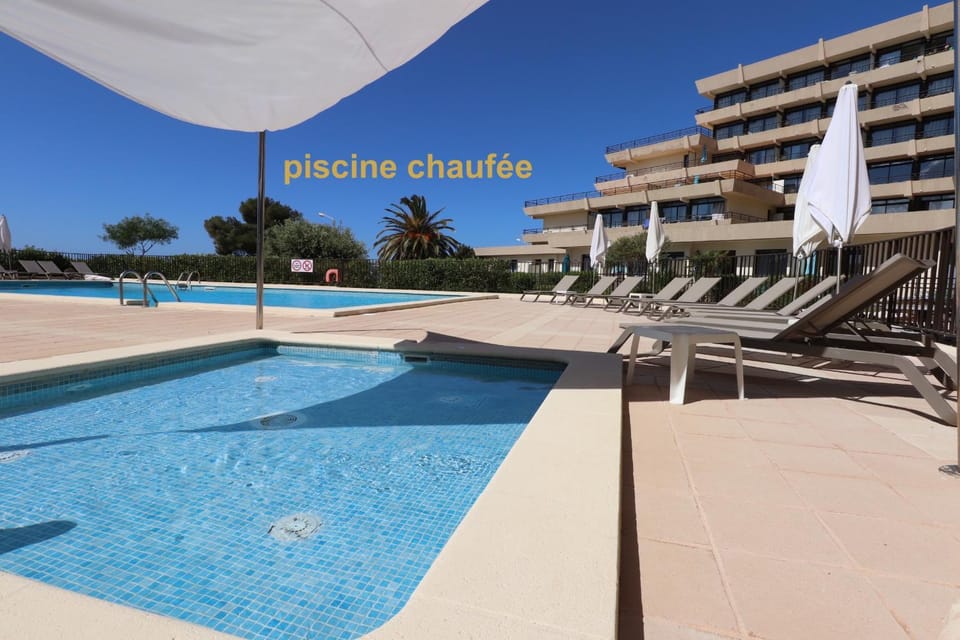 Property building, Day, Swimming pool, sunbed