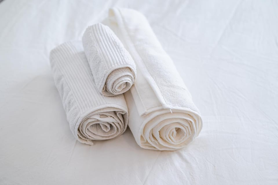 Bed, towels