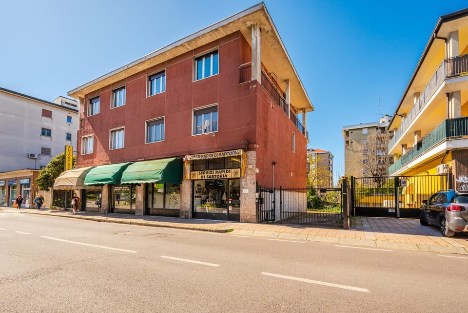 Property building, Street view, Location