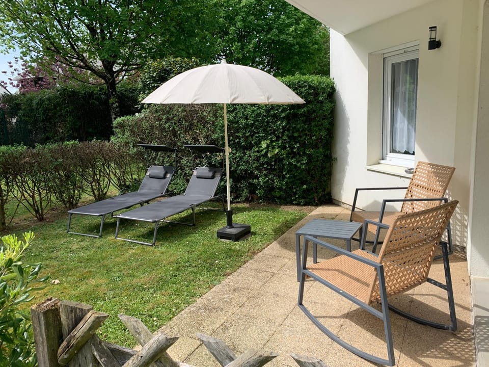 Patio, Garden, Garden view, sunbed