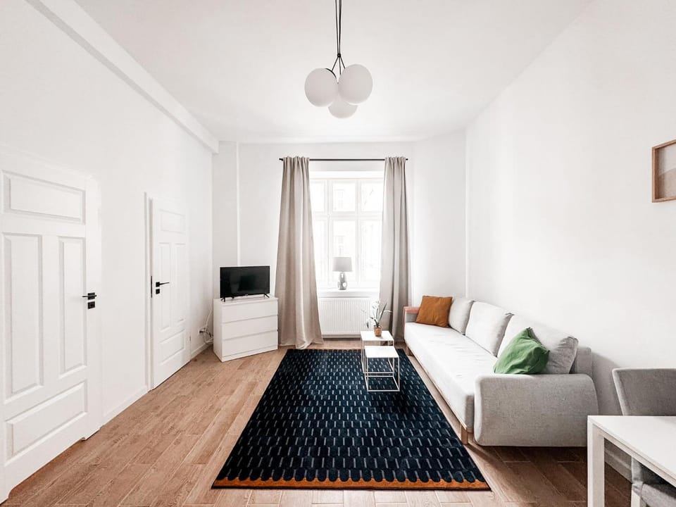 Bed, TV and multimedia, Living room, Photo of the whole room, Seating area, Bedroom