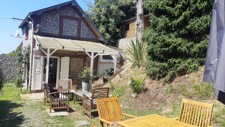 Property building, Patio, Garden, Dining area, Garden view