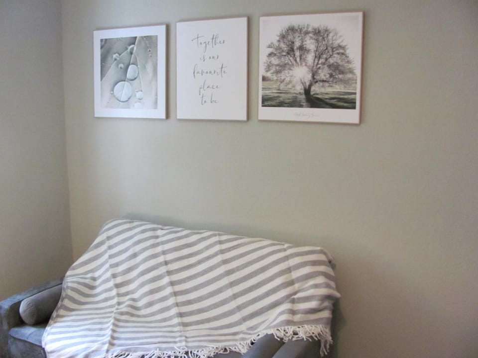 Photo of the whole room, Decorative detail, Seating area