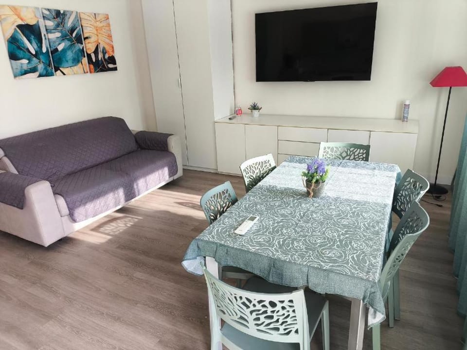 Communal lounge/ TV room, TV and multimedia, Living room, Seating area, Dining area, Evening entertainment
