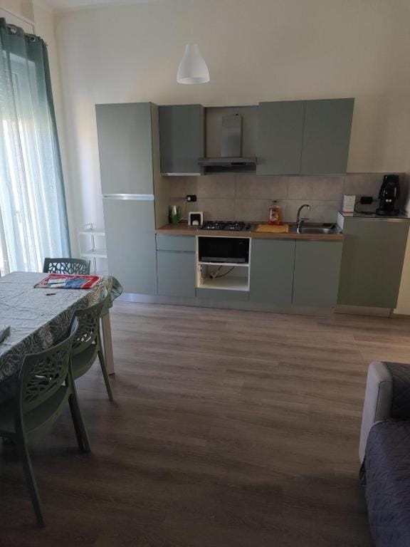Coffee/tea facilities, Kitchen or kitchenette, Dining area, oven, stove
