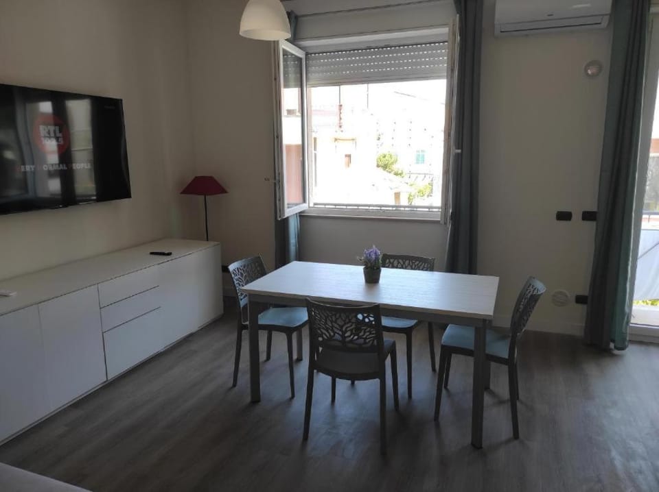 TV and multimedia, Living room, Seating area, Dining area