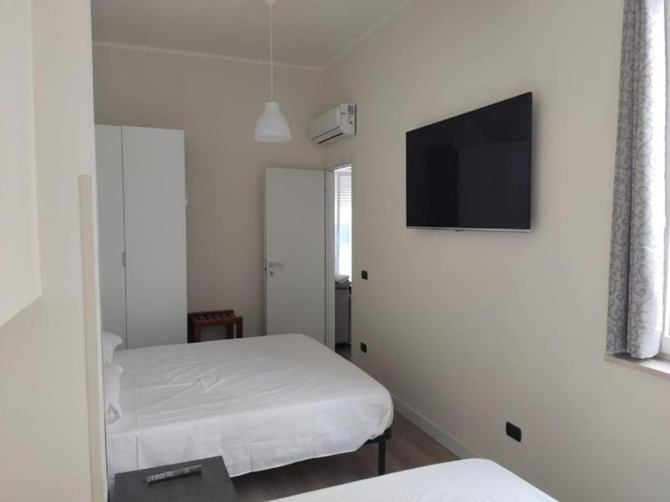 Bed, TV and multimedia, Photo of the whole room, wardrobe, air conditioner