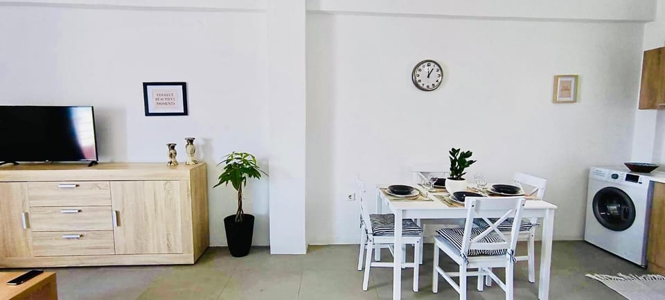 TV and multimedia, Seating area, Dining area