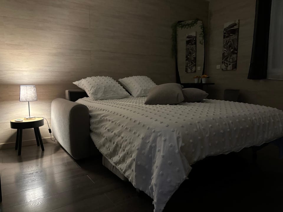 Bed, Photo of the whole room