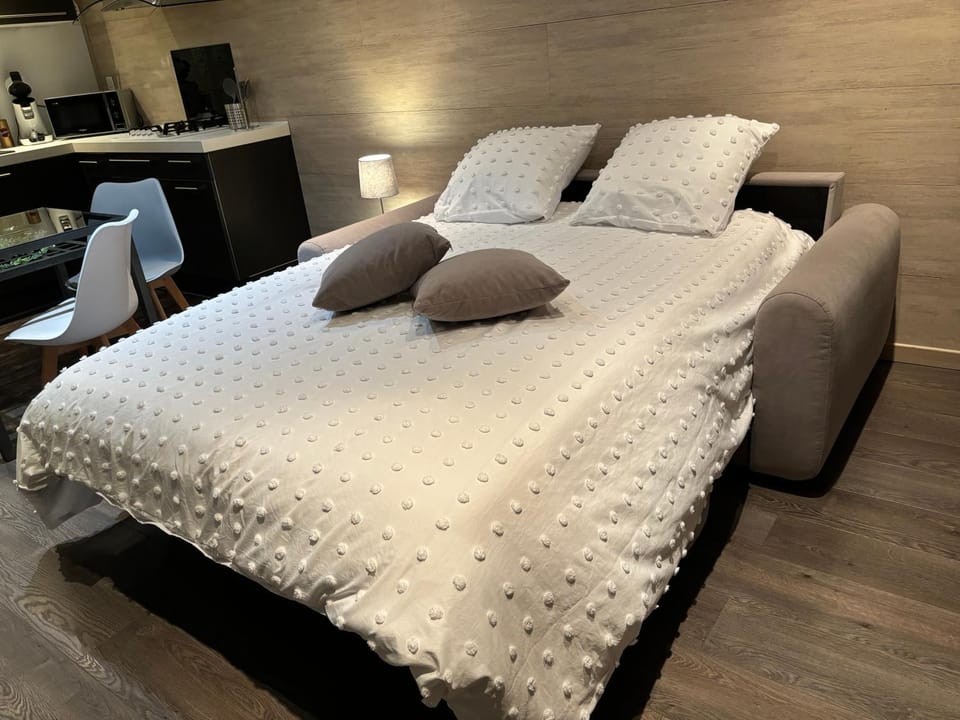 Bed, Living room