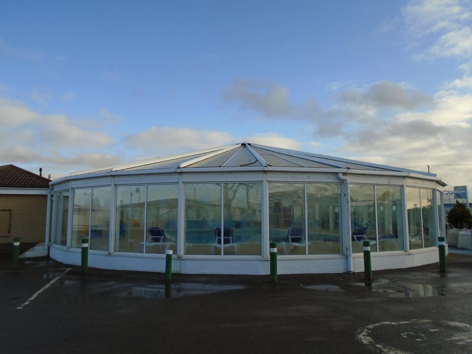 Heacham Beach Caravan - Sleeps 6 - Pets Ok Chalet in Heacham