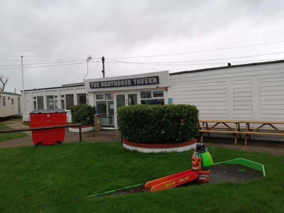 3 bedroom caravan Heacham pets stay free Chalet in Heacham