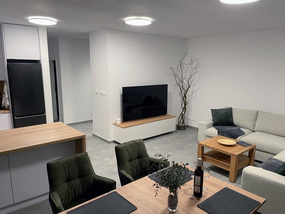 Communal lounge/ TV room, TV and multimedia, Living room, Seating area, Evening entertainment