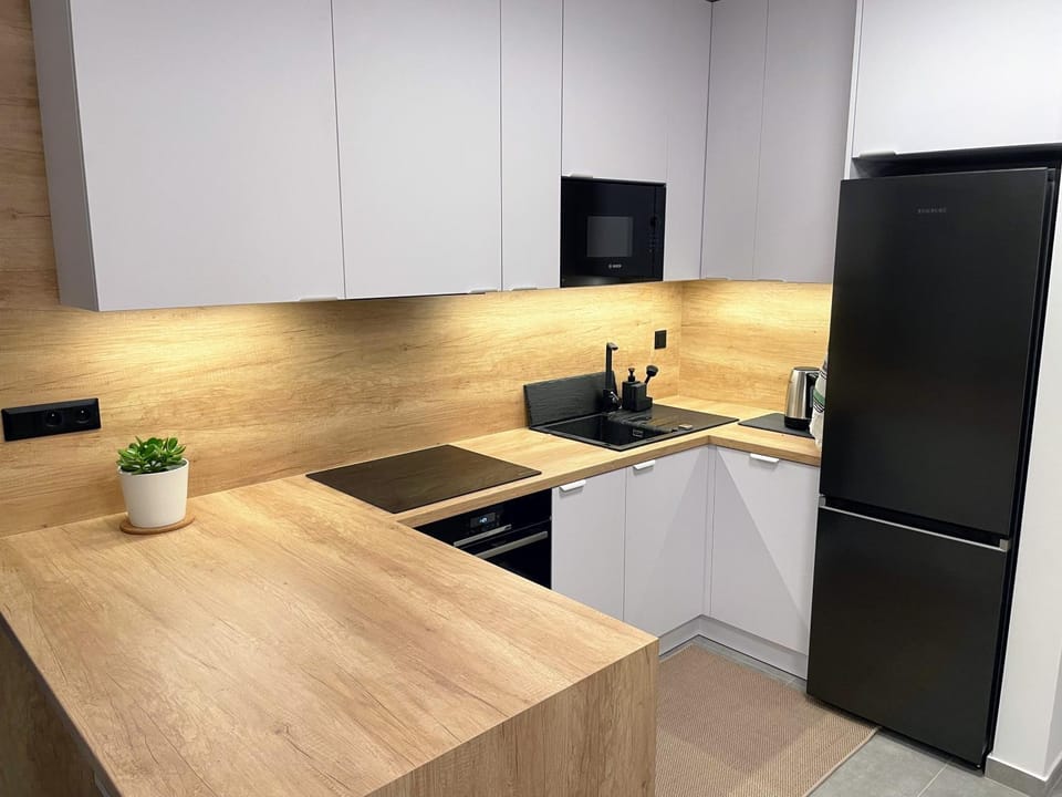 Coffee/tea facilities, Kitchen or kitchenette, dishwasher, oven, stove, kitchen