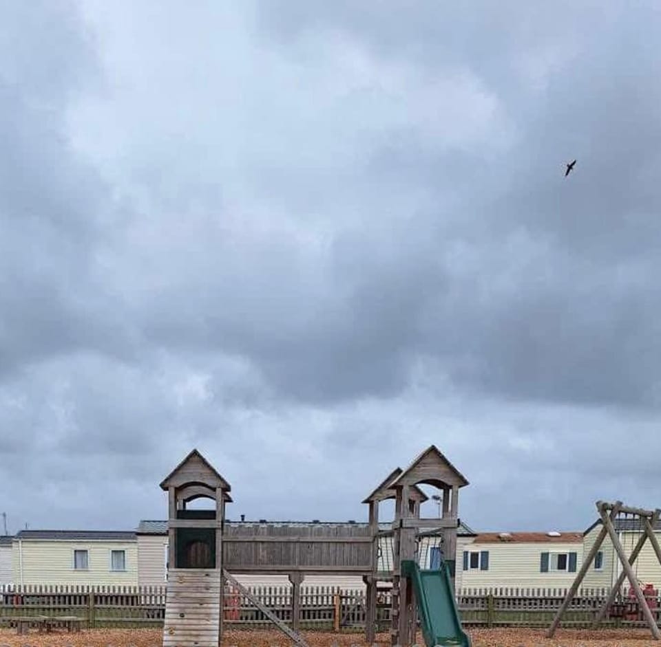 Caravan - Sleeps 8 - Pets Ok - Heacham Beach Chalet in Heacham