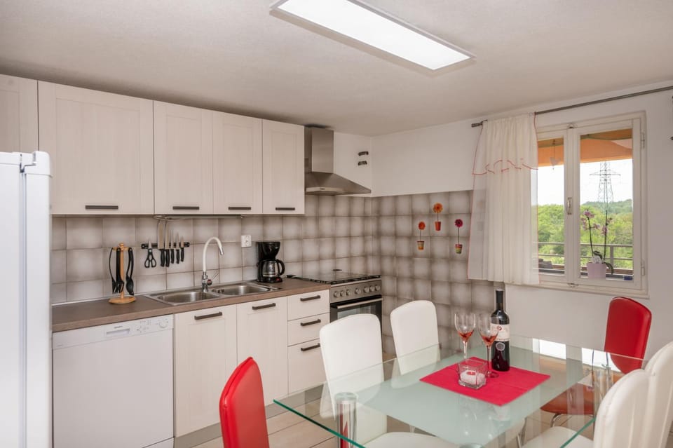 Coffee/tea facilities, Kitchen or kitchenette, Dining area, pet friendly, stove, toaster