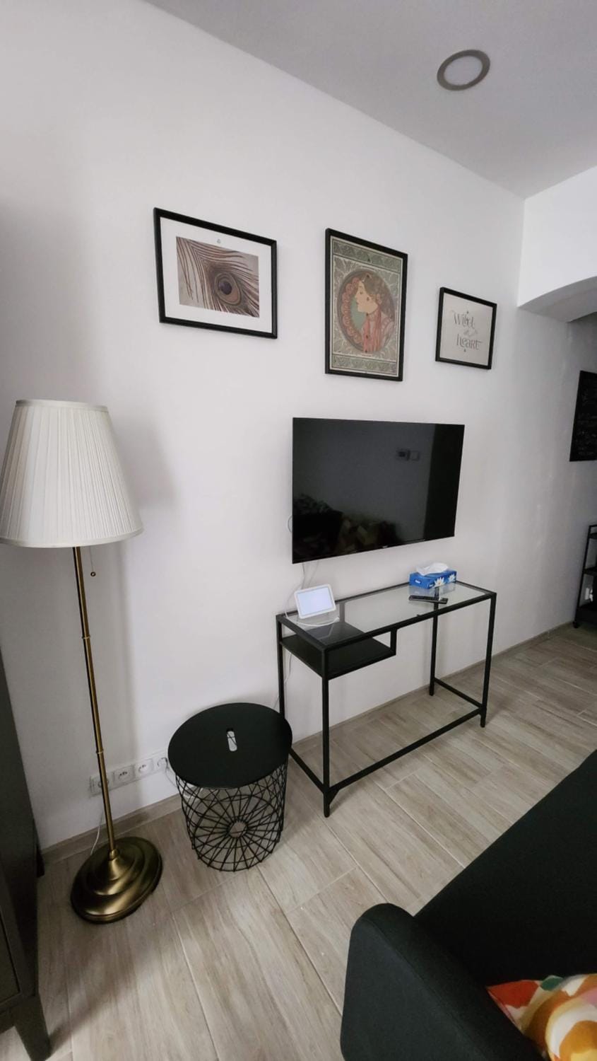 Communal lounge/ TV room, TV and multimedia, Living room, Seating area, Evening entertainment, hair dresser