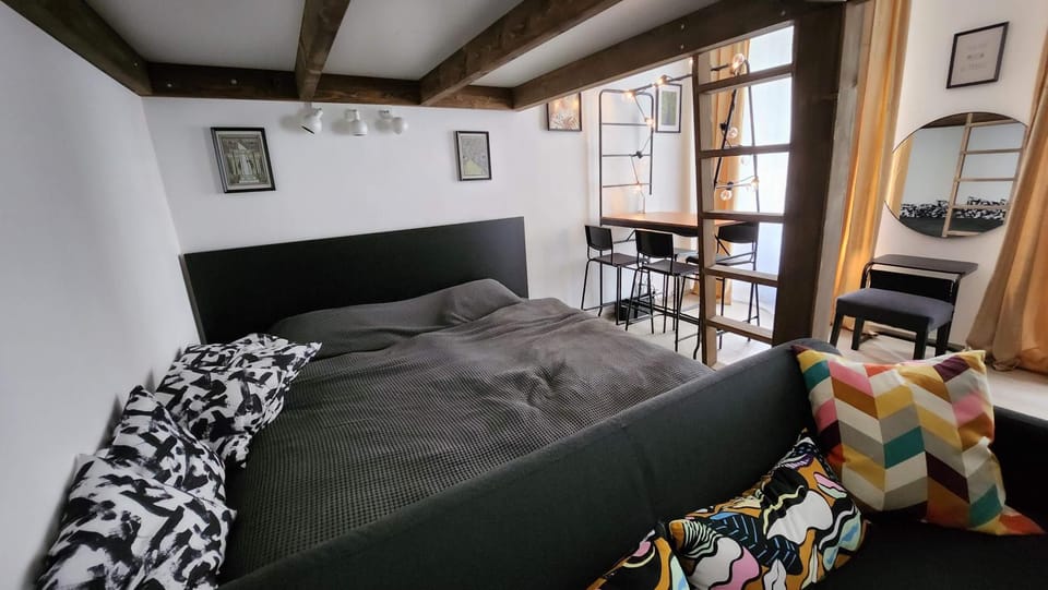 Bed, Living room, Photo of the whole room, Seating area, Bedroom