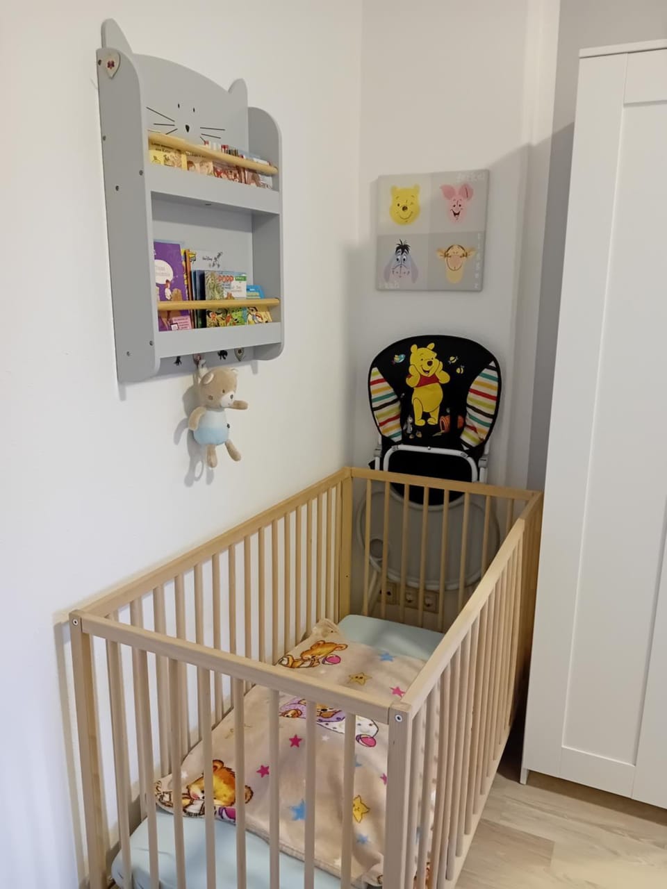 Photo of the whole room, cot