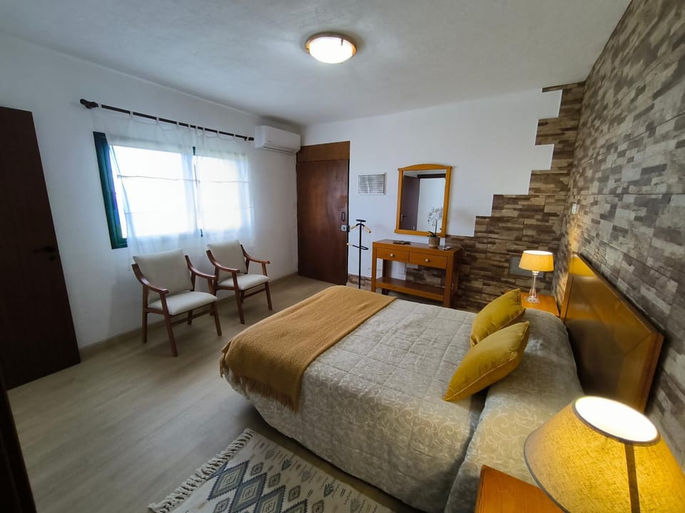 Bed, Living room, Photo of the whole room, Bedroom, air conditioner