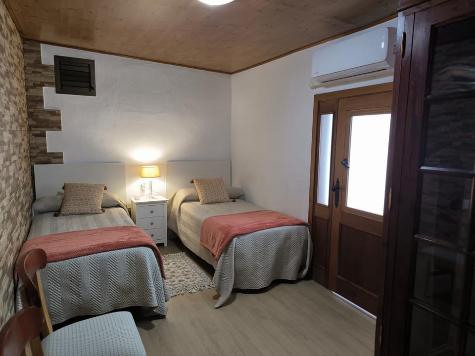 Bed, Photo of the whole room, Bedroom, air conditioner