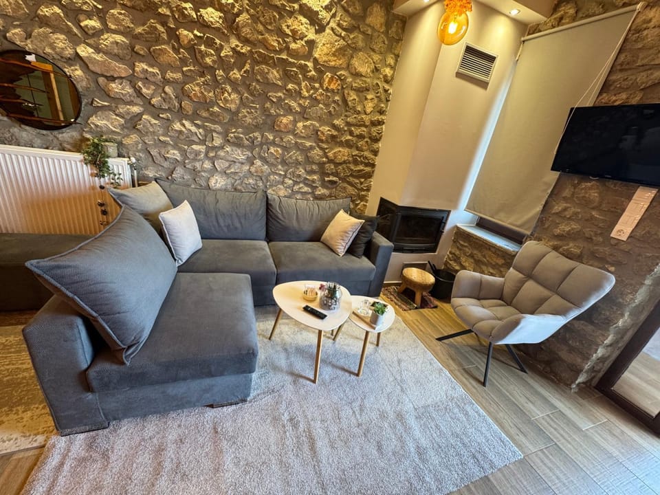 ΧΑΡΟΥΛΑ ΣΤΟΥΝΤΙΟ 2 House in Peloponnese, Western Greece and the Ionian