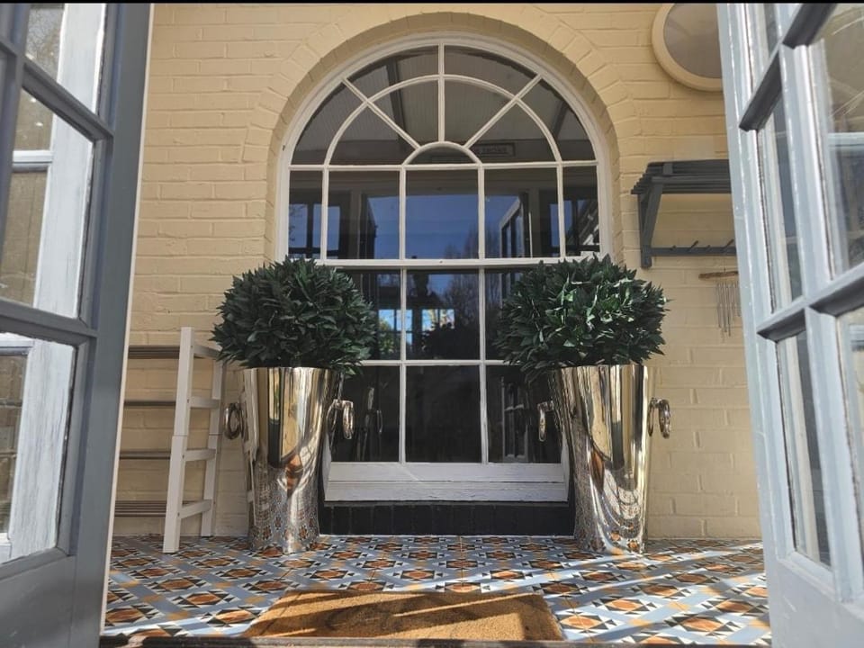 Queen Anne Cottage House in Guildford