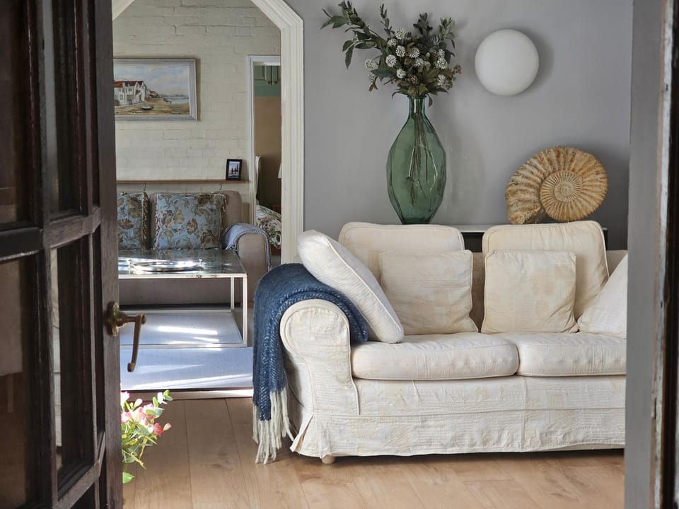 Queen Anne Cottage House in Guildford