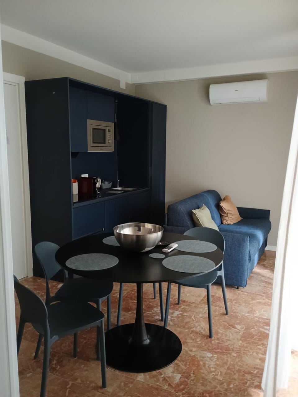 Kitchen or kitchenette, Living room, Seating area, Dining area, air conditioner
