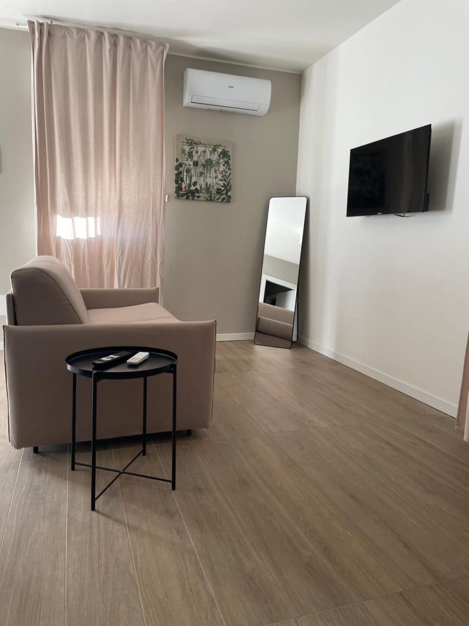 TV and multimedia, Living room, Seating area, air conditioner