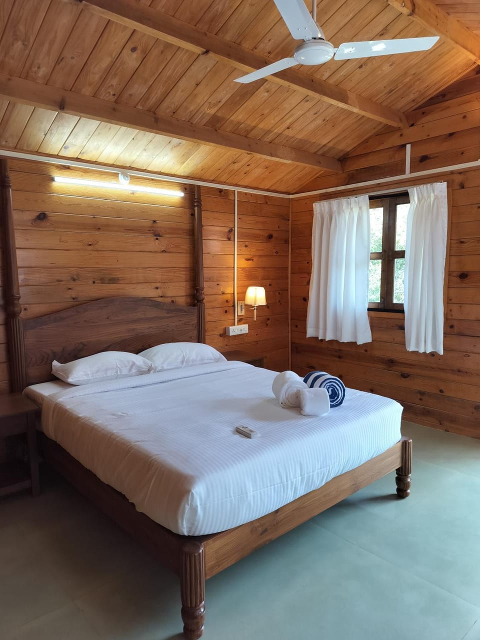 Bed, Photo of the whole room, Bedroom, fireplace, towels