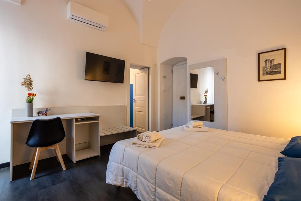 Bed, TV and multimedia, Photo of the whole room, Bedroom, towels, air conditioner