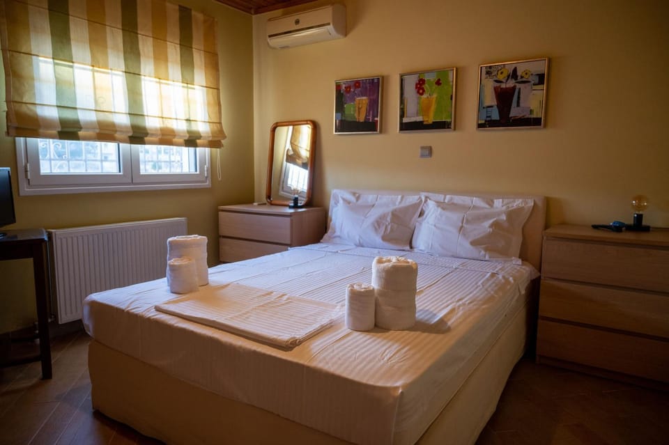 Bed, Bedroom, towels, air conditioner