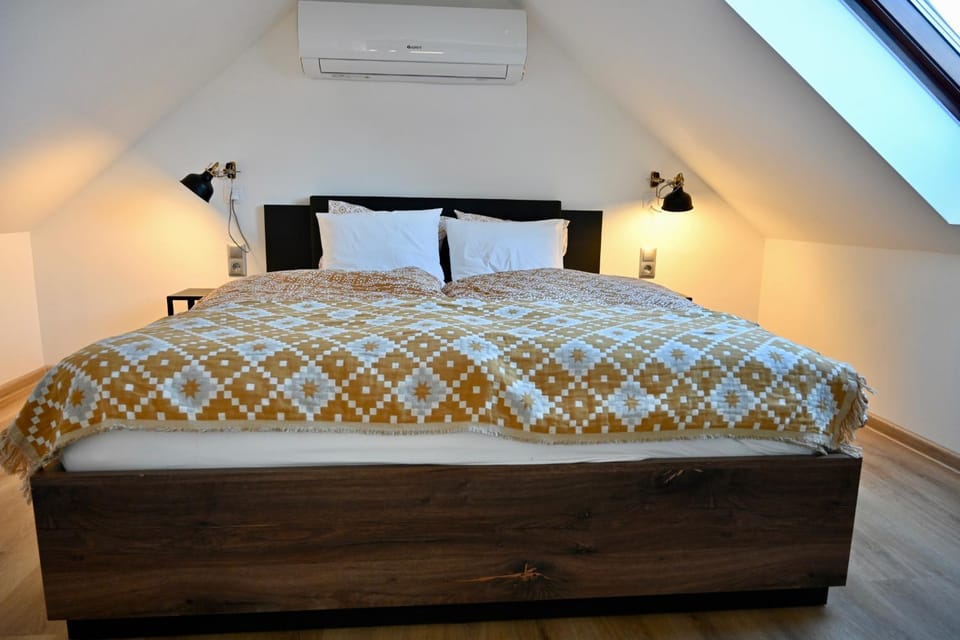 Bed, Bedroom, air conditioner