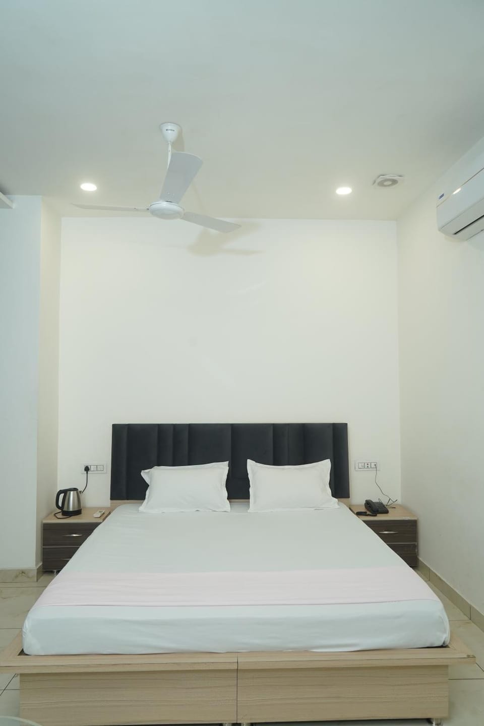 Bed, Photo of the whole room, air conditioner