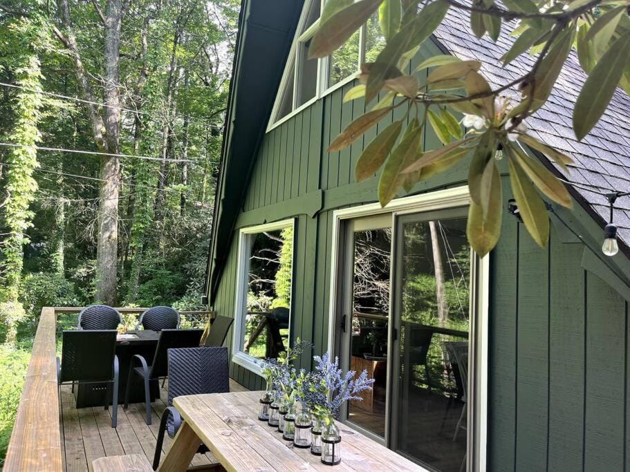 Cozy Cottage w Hot Tub, 5 min walk to Main St House in Highlands