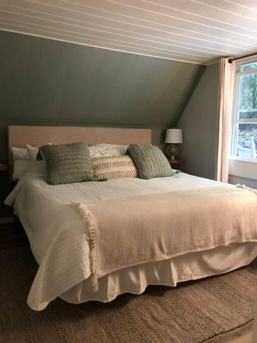 Cozy Cottage w Hot Tub, 5 min walk to Main St House in Highlands
