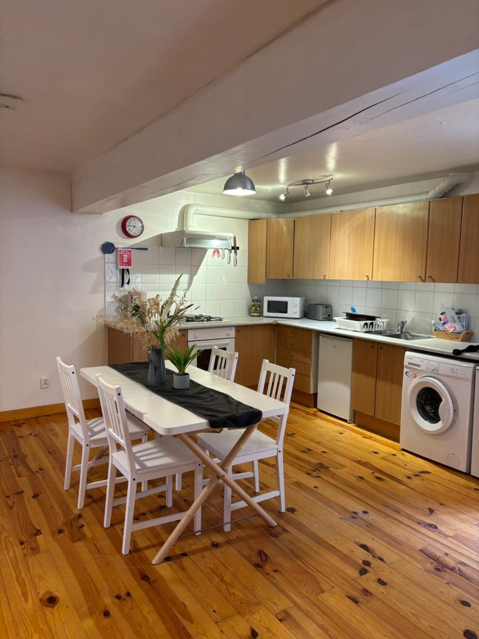 Kitchen or kitchenette, Dining area