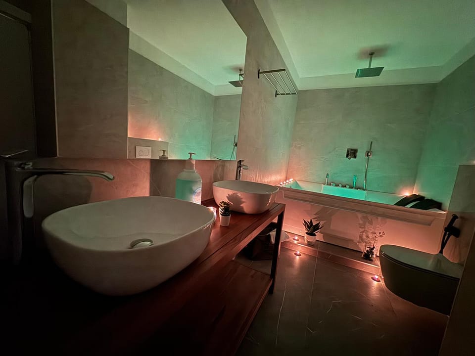 Hot Tub, Bathroom