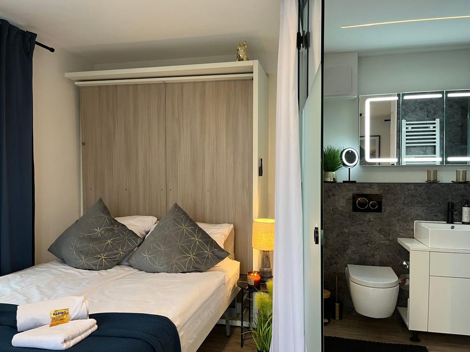 Toilet, Bed, Bathroom, Kitchen or kitchenette, Photo of the whole room, Bedroom, towels