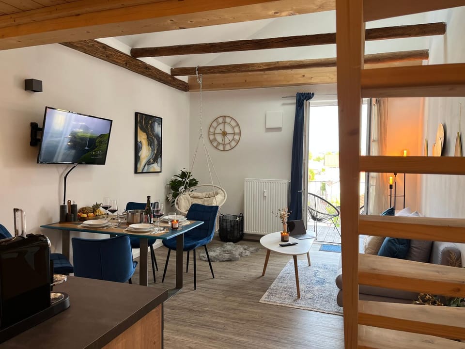 TV and multimedia, Living room, Seating area, Dining area