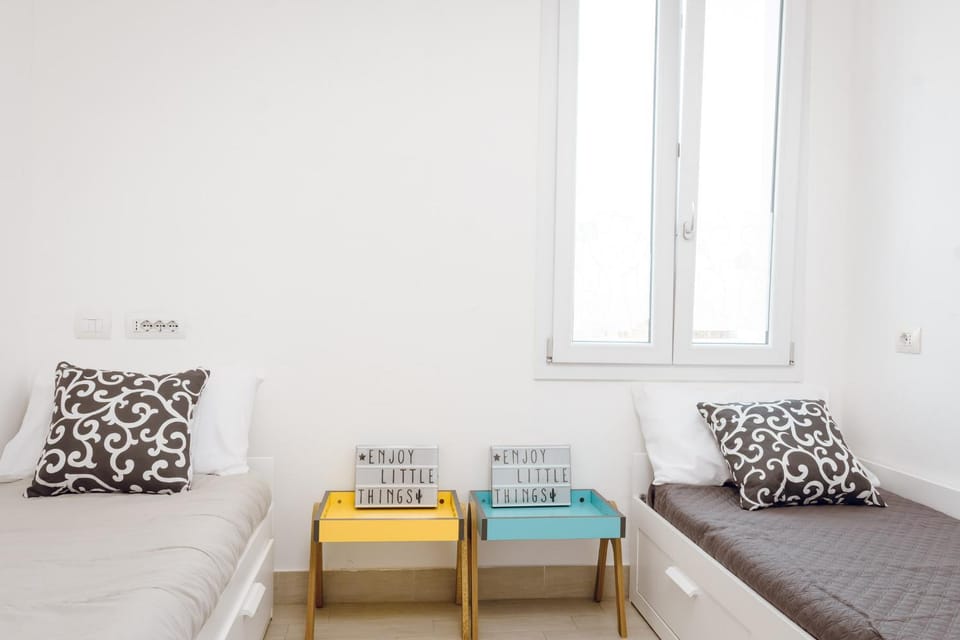 Bed, Living room, Photo of the whole room, Seating area, Bedroom, internet