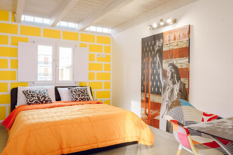 Bed, Living room, Photo of the whole room, Seating area, Bedroom