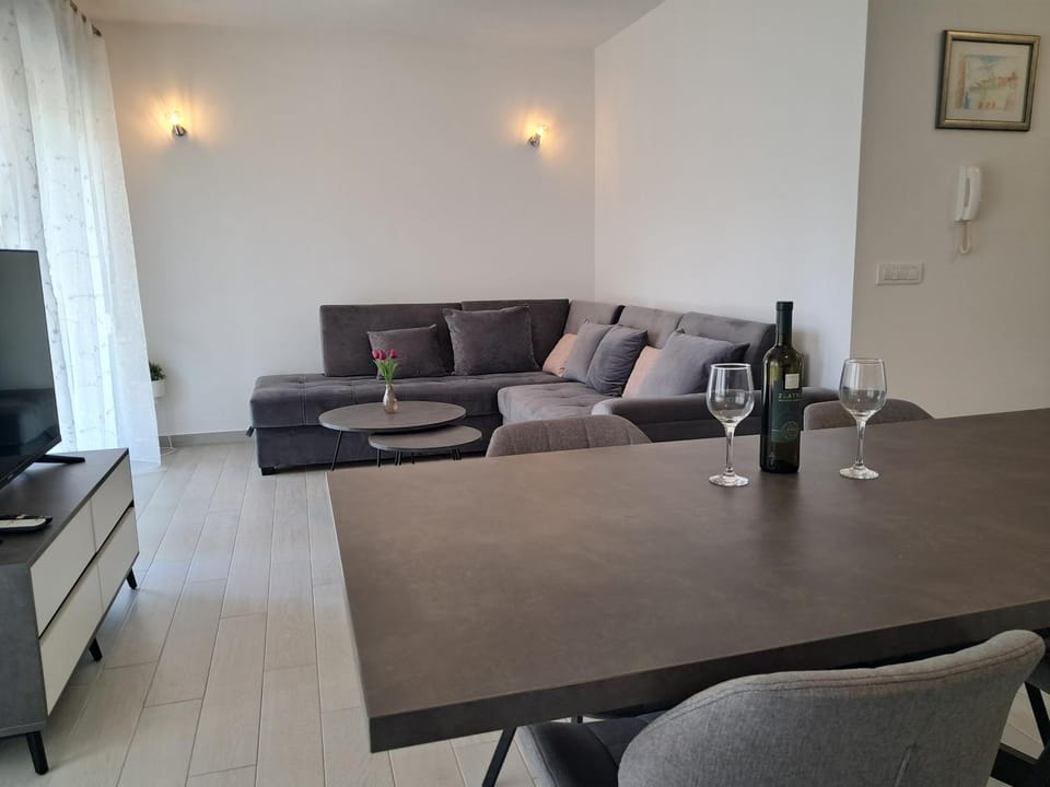 TV and multimedia, Living room, Dining area