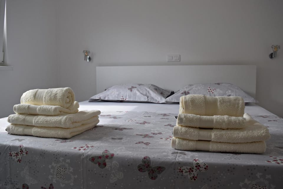 Bed, Photo of the whole room, Bedroom, towels