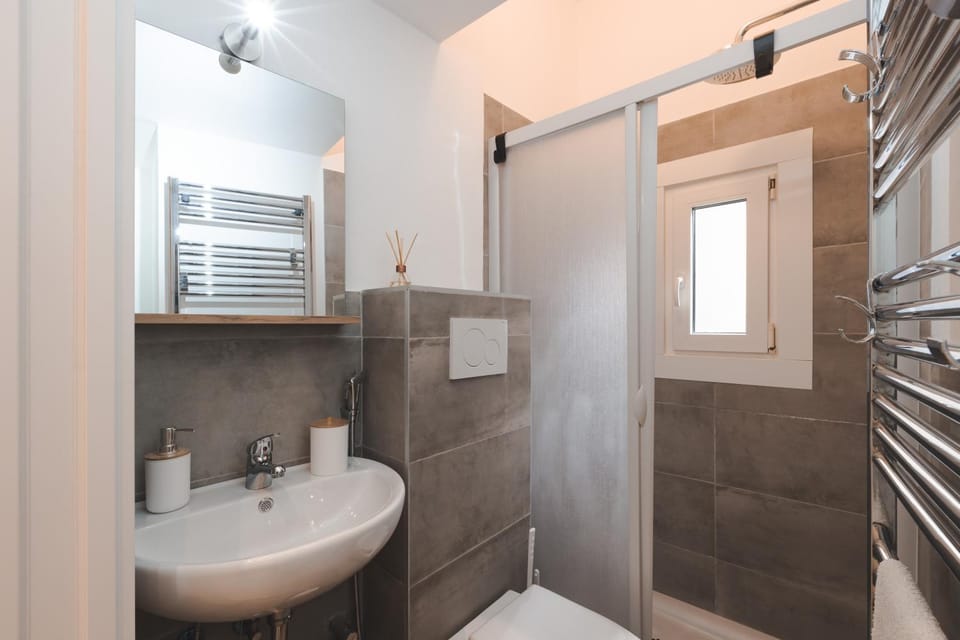 Shower, Toilet, Bathroom, towels