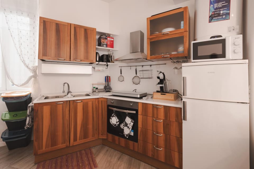 Coffee/tea facilities, Kitchen or kitchenette, dishwasher, oven, toaster