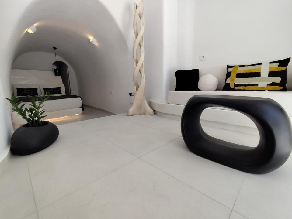 Bed, Living room, Photo of the whole room, Seating area, Bedroom